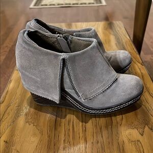 Dr Scholl’s women’s booties, size 7